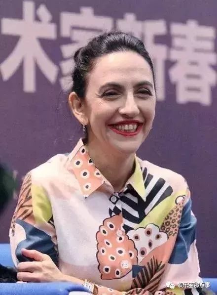 刘烨老婆安娜近照曝光，不喜欢开豪车却喜欢开三轮车