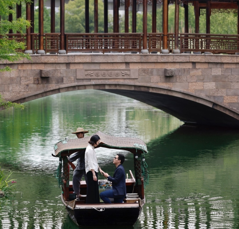  每日吃瓜：霍家三少霍启仁未婚妻晒巨钻求婚戒，身世传为泰国建筑师世家